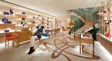 Louis Vuitton click and collect